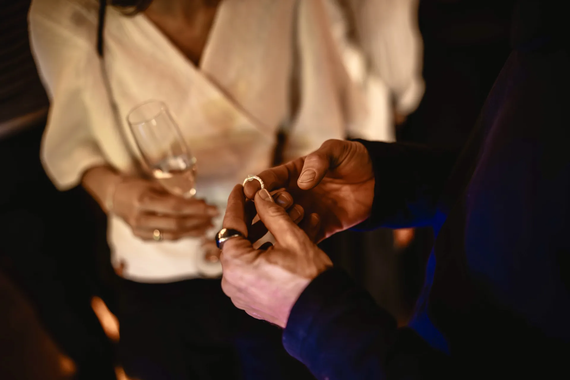 Kouzlo s prstýnkem v rukou diváka